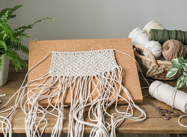 MACRAMÉ BLANCO DE ALGODÓN, SOBRE UN TRZO DE MADERA 