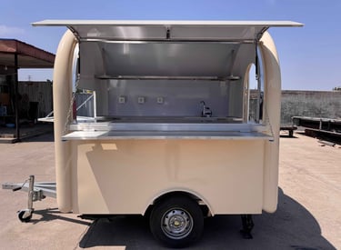 Foodtruck demi-rond TF-DM Classic couleur RAL ivoire clair, finition lisse, coque en fibre de verre et châssis galvanisé, cer