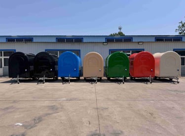 Gamme complète de foodtrucks demi-ronds TF-DM Classic certifiés Vincotte, présentés en différentes couleurs RAL disponibles s