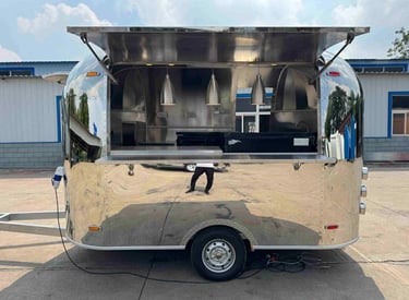 Foodtrailer Airstream de Tyler’s Foodtrailers, modèle au design rétro en acier inoxydable poli miroir, spacieux, élégant et p