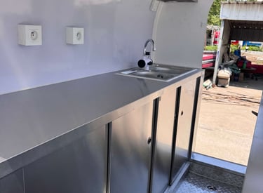 Foodtruck demi-rond TF-DM Classic couleur RAL ivoire clair, finition lisse, coque en fibre de verre et châssis galvanisé, cer