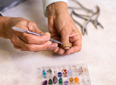 Joyero creando un anillo, con herramientas especiales.