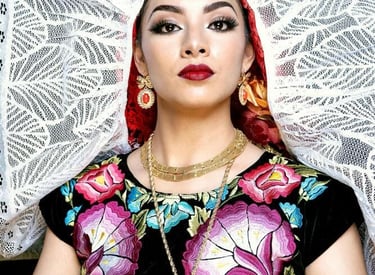 mujer vistiendo traje típico y utilizando joyería artesanal