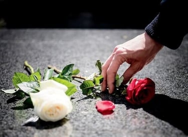 flores colocadas em sepultura como homenagem após cerimónia fúnebre organizada por funerária em Sint