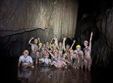 Bain de boue dans une caverne lors d'un voyage aventure au Vietnam
