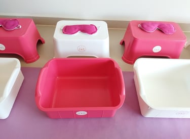 עמדת ספא למסיבת יום הולדת לילדות עם גיגיות פדיקור ורודות וכיסאות נמוכים לחוויית ספא לילדות בבית