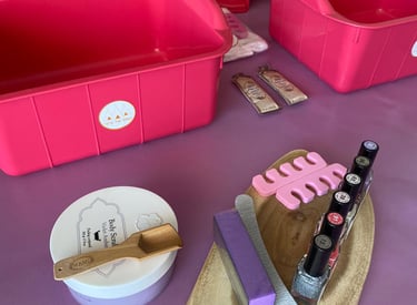 ספא לילדות ליום הולדת בבית – עמדות פדיקור ורודות עם גיגיות וכיסאות למסיבת ספא מושלמת לילדות