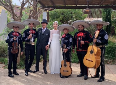 Mariachi ofreciendo serenata romántica en Madrid
