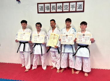 jovenes en graduación de cinturones negros que obtuvieron el titulo de sensei certificados oficiales