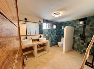 Salle de bain d'une des suites du boutique hotel Maison Fimela situé dans le Sine Saloum
