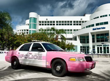 Voiture de police à rose devant le commissariat de Miami