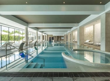 spa with jaccuzi and white pillars
