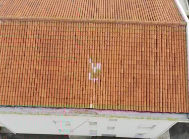inspection d'une toiture ou on aperçois une anomalie