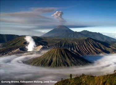 Pemandu wisata Travel Rahayu Malang bersama rombongan tur di Bromo saat sunrise
