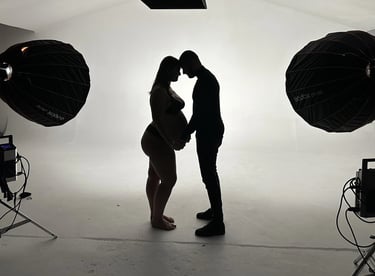 shooting photo de grossesse en studio fond blanc avec matériel lumière