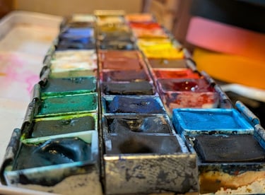 Macro foto van een aquarel pallet met napjes verf