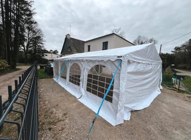 tente de réception blanche, sur un parking pour réception
