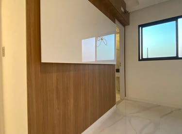 Parede com painel de madeira e acabamento branco reformada pela Nattú Engenharia, piso em porcelanat