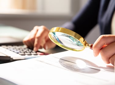 تقرير تدقيق خارجي يوضح مراجعة القوائم المالية بدقة لضمان الشفافية والامتثال للمعايير الدولية.