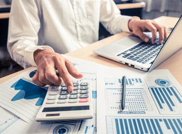 مشهد يوضح نظام الرقابة الداخلية والتدقيق الداخلي لحماية أصول الشركة وتحسين الكفاءة التشغيلية.