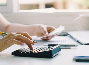 صورة تمثل إعداد الميزانيات المعتمدة والتقارير المالية النهائية للشركات في الكويت. والتحليل المالي