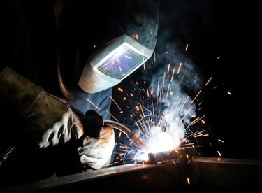 Proceso de soldadura manual en carpintería metálica durante fabricación a medida