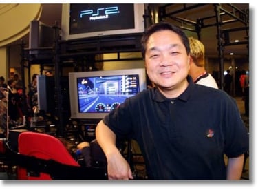 Ken Kutaragi, apresenta o novo software de simulação de direção e corrida "Gran Turismo 3 A-spec" e
