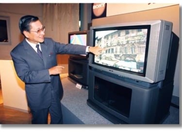 O presidente da Sony, Norio Ohga, apresenta sua TV de alta definição (HDTV) em 1º de junho de 1992 e