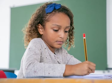 Criança estudando reforço escolar apoio educacional de professora