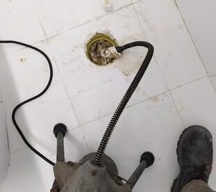 Sonda electrica destapando una cañeria