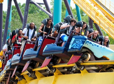 Personas emocionadas subiendo a una montaña rusa de alta velocidad en Universal Studios