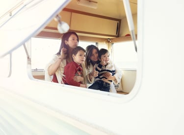 Intérieur de la caravane décorée en famille en Haute-Savoie.