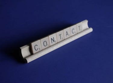 Comme le chevalet du scrable, ici est écrit contact