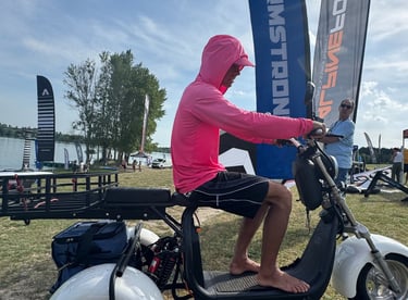 scooter électrique à 3 roues 3Roues.com au lac de Moissons conduit par Romuald Mamadou