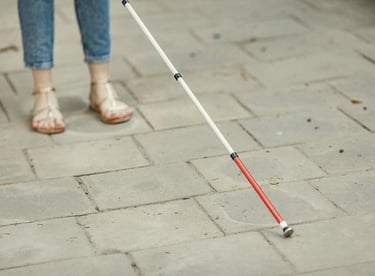 persona ipovedente con bastone (foto pexels)