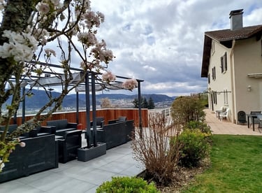 Terrasse avec canapés de jardin
