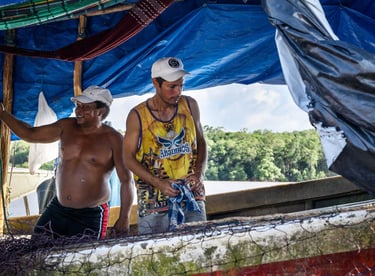 des pêcheurs brésiliens au port de Kourou en Guyane
