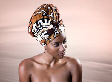 Portrait studio d'un jeune femme avec un tissu africain dans les cheveux