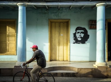 Scène de rue cubaine avec l'effigie de Che Guevara