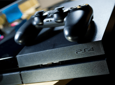 Es una banner o una imagen el en que se muestra una playstation 4 FAT
