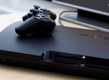 Es una banner o una imagen el en que se muestra una playstation 3 slim