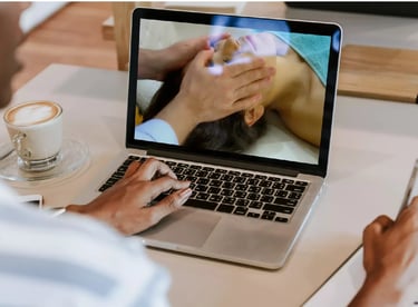 Personne regardant une vidéo de massage du visage sur un ordinateur portable.