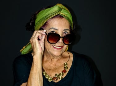 Senhora abaixando os óculos enquanto sorri