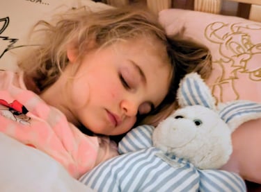 Une petie fille ui dors avec son doudou réparer par mimidoudou and co rouen