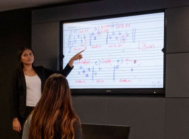 pantalla interactiva i3Connect en clase de música con diagrama pautado