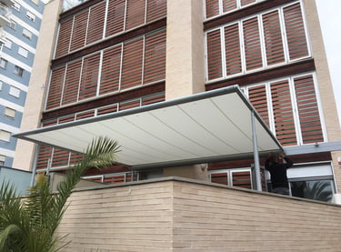 Toldo pérgola en terraza vivienda edificio.