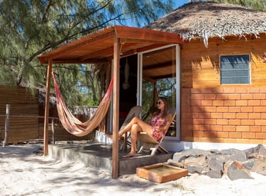 Moment de détente sur la terrasse d’un bungalow à l’hôtel Ocean Lodge à Sakalava Diego-Suarez Madagascar