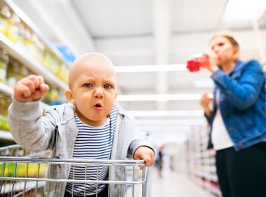 bambino empatico che agisce per la dieta vegana e per il futuro degli animali con scelta consapevole