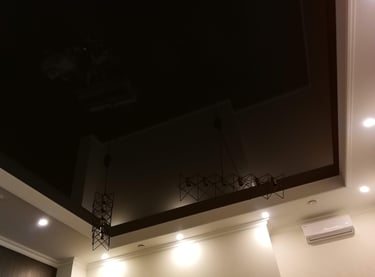 blizgios juodos įtempiamos lubos