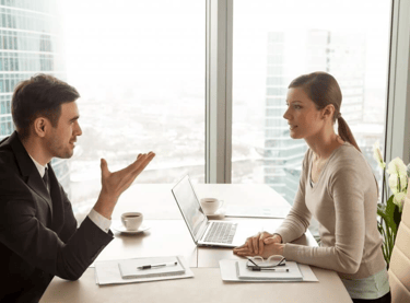 Comunicação empática sendo praticada entre dois profissionais em ambiente de trabalho